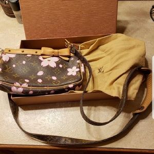 Louie Vuitton pochette with strap